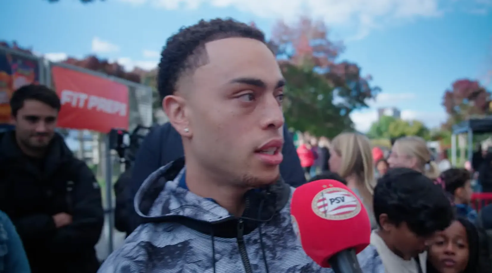 PSV'er Sergiño Dest opent eigen Sergiño Dest Court in geboorteplaats Almere: "Hij is een echte soldaat"