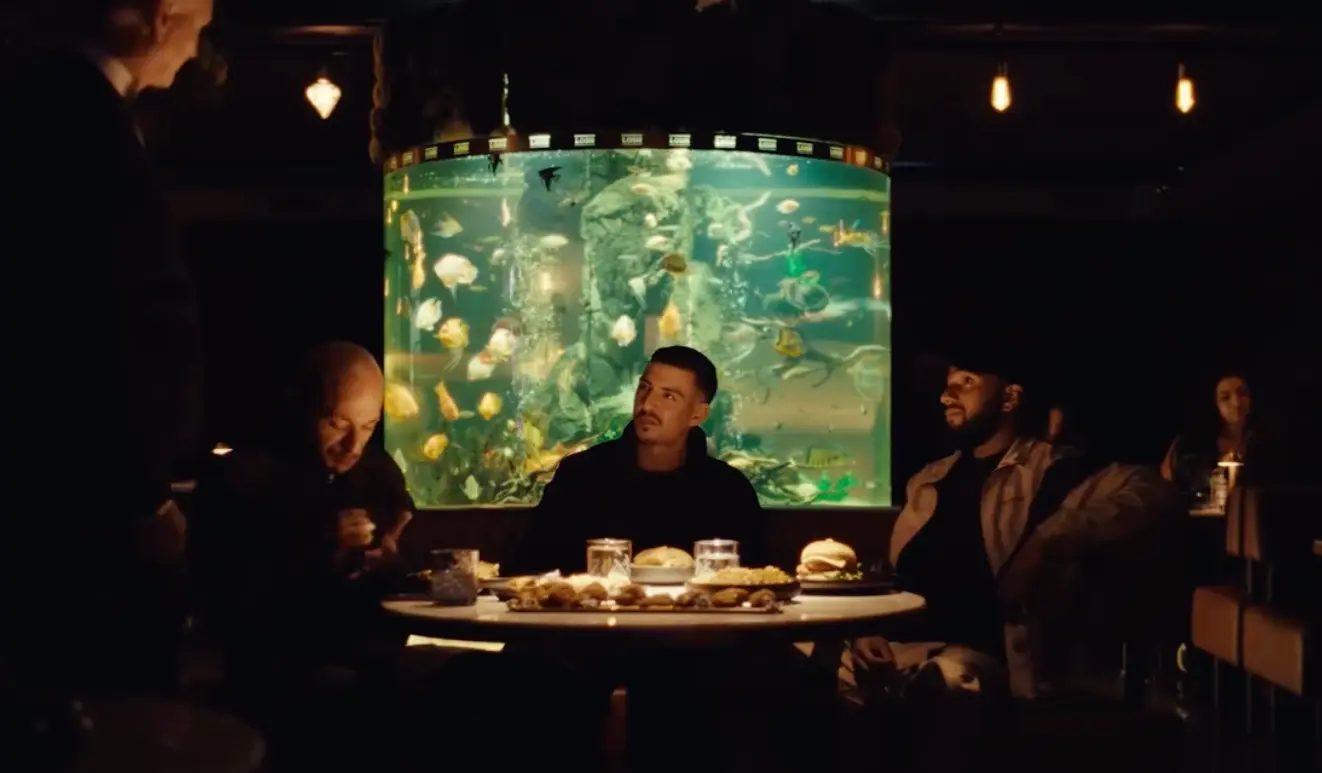 Boef lanceert met spectaculaire trailer, waarin hij een kok gijzelt, zijn eigen fastfoodketen Chick and Cheez