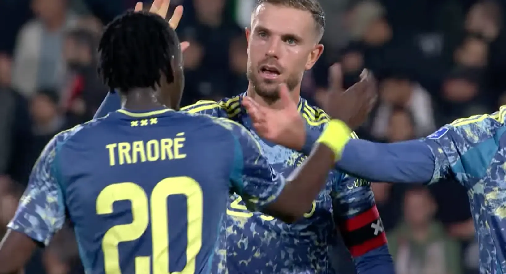 Honderden fans met fakkels wachten spelersbus op en bezorgen Ajax-spelers onvergetelijke avond na winst in de Klassieker