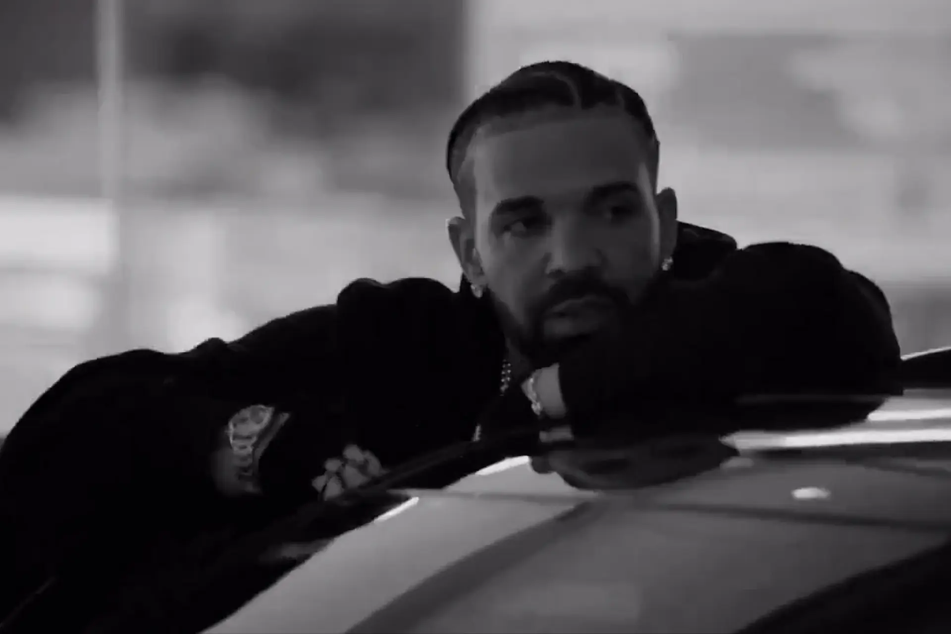 Drake dropt video voor 'No Face' ter promotie van nieuwe OVO collectie