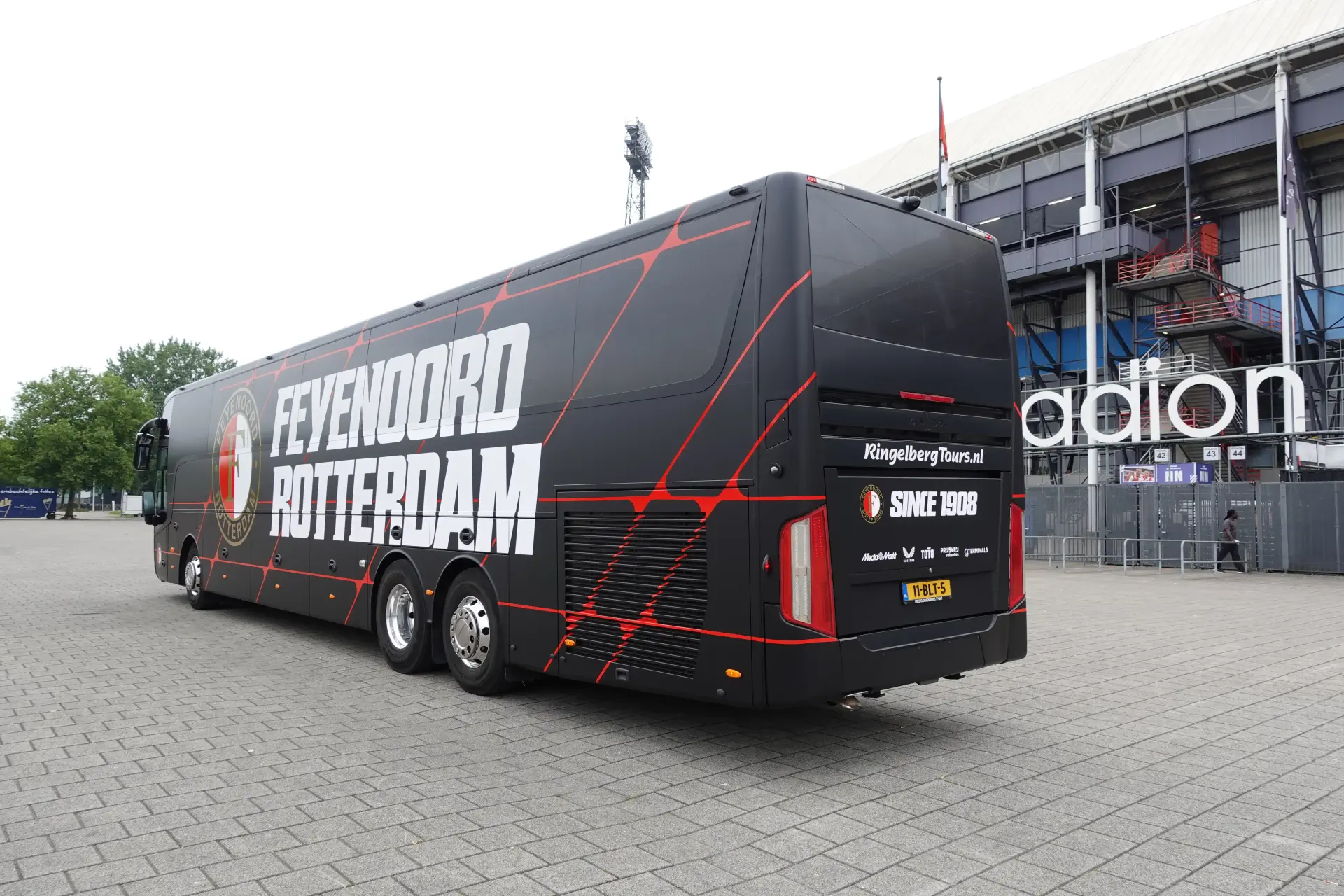 Aanslag gepleegd op de spelersbus van Feyenoord Onder 14, politie arresteert 19-jarige verdachte