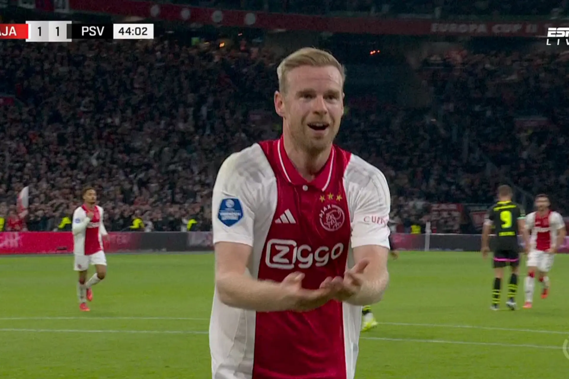 Ajax-speler Davy Klaassen rent tijdens wedstrijd tegen PSV op ballenjongen af met een wel heel speciaal verzoek
