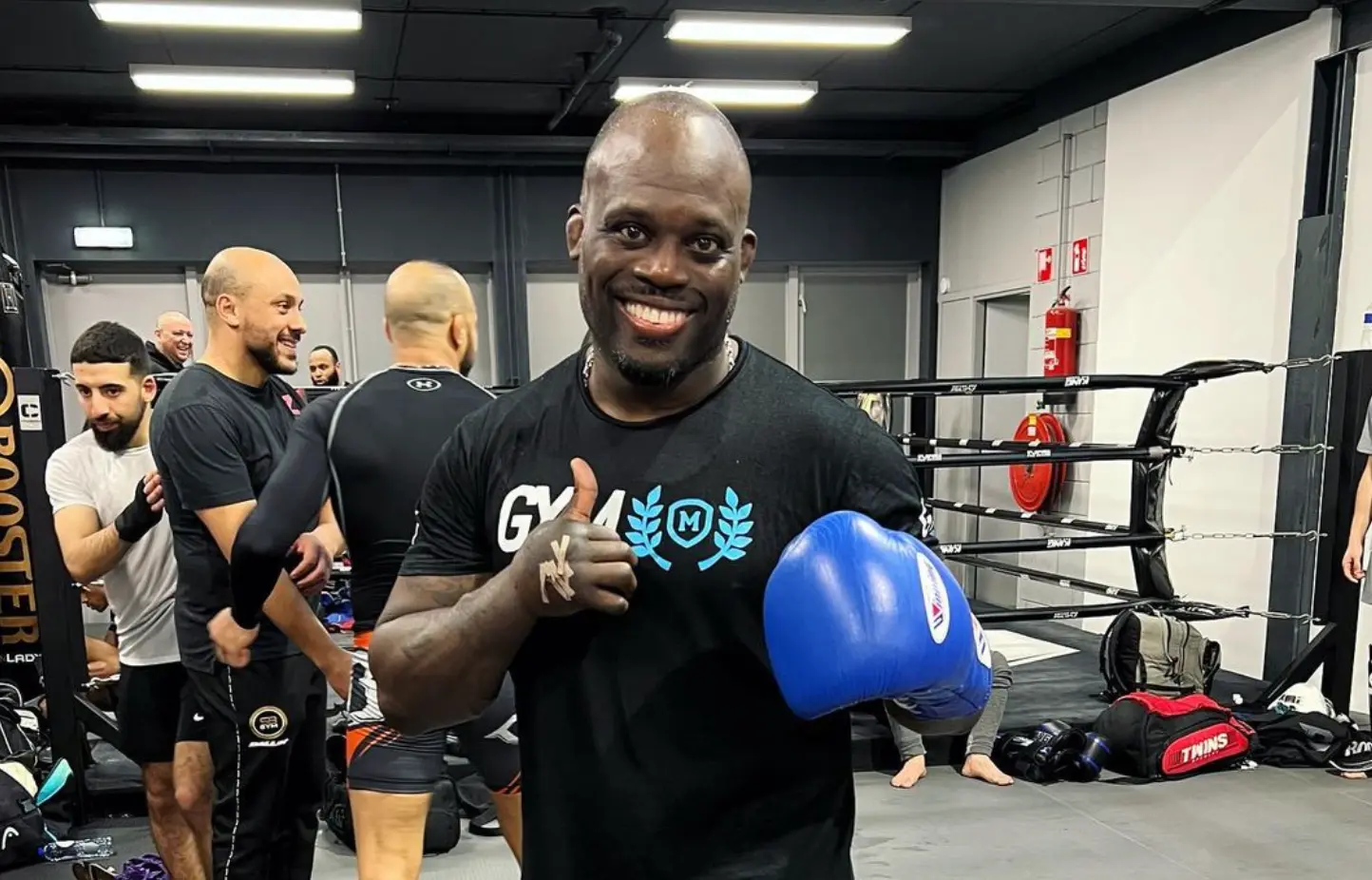Melvin Manhoef legt aan Remy Bonjasky uit hoe gevecht met Dave Roelvink tot stand gekomen is: "Ik ben Real Madrid, hij is Top Oss"