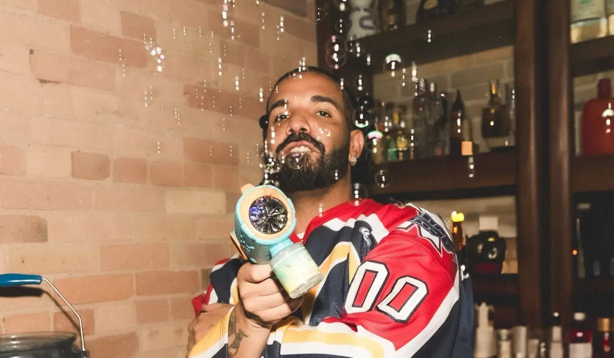 Drake verdenkt Universal Music Group en Spotify van fraude rond succes Kendrick Lamar hit Not Like Us en stapt naar de rechter