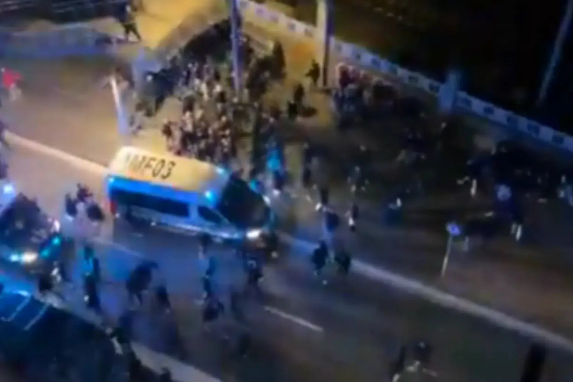 Ajax-fans clashen met Spaanse politie voor Europa League wedstrijd tegen Real Sociedad
