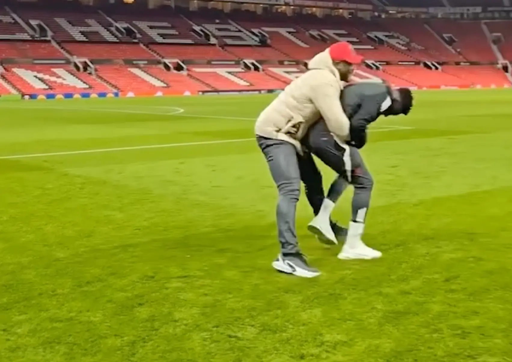 UFC vechter Francis Ngannou werkt oud-Ajax keeper Onana naar de grond onder toeziend oog van Kevin en Idaly
