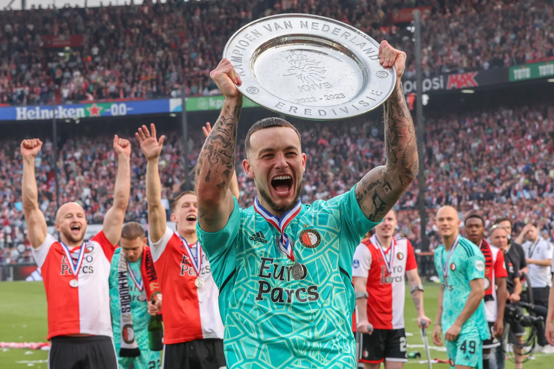 Feyenoorders halen uit naar Sneijder na uitspraken over opnieuw geblesseerde Bijlow: "Wat doen die twee bamiballen in de studio?"