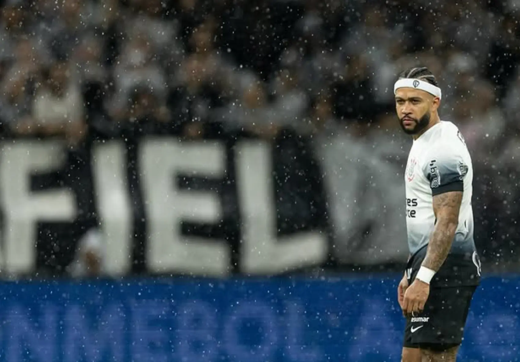 Memphis Depay bij de keel gegrepen door keeper en neemt revanche met spectaculaire omhaal