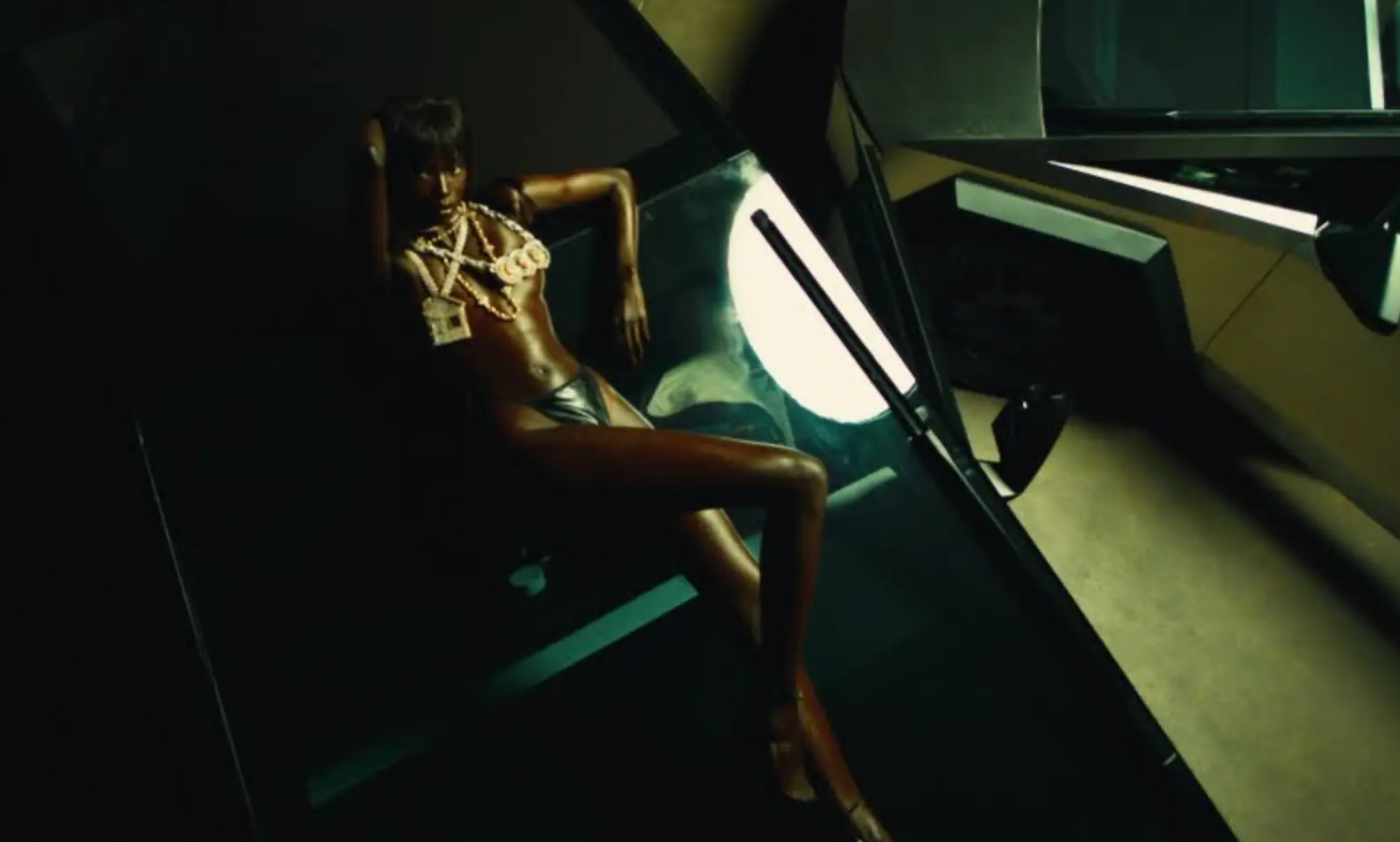 Offset dropt Swing My Way video met supermodel Anok Yai
