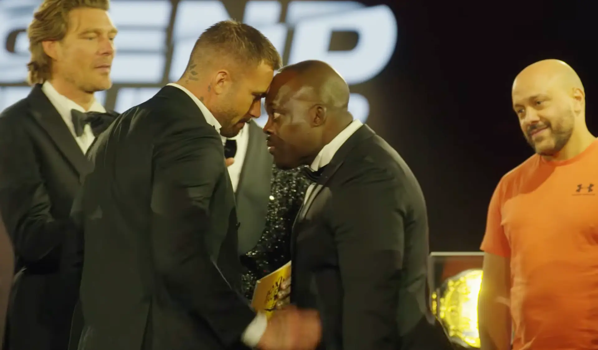 Dave Roelvink gaat verhaal halen bij Melvin Manhoef na psychologisch spelletje in aanloop naar gevecht