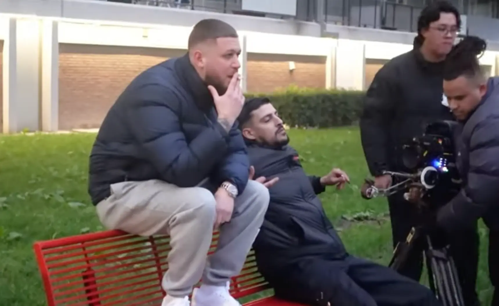 Cor en Boef krijgen te bezoek van het halve politiekorps tijdens clipshoot: "Stel je voor die hond komt los"
