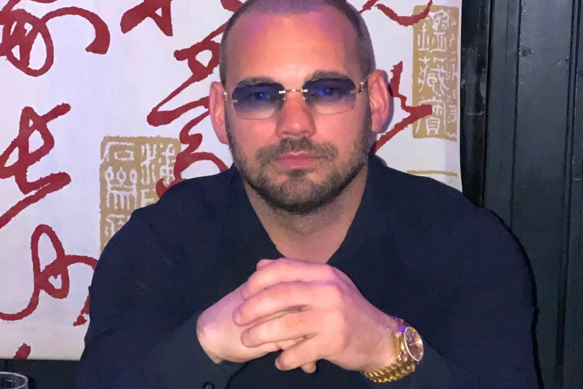 Wesley Sneijder duikt op in misschien wel de meest tenenkrommende reclame ooit: “Is zijn geld op?”
