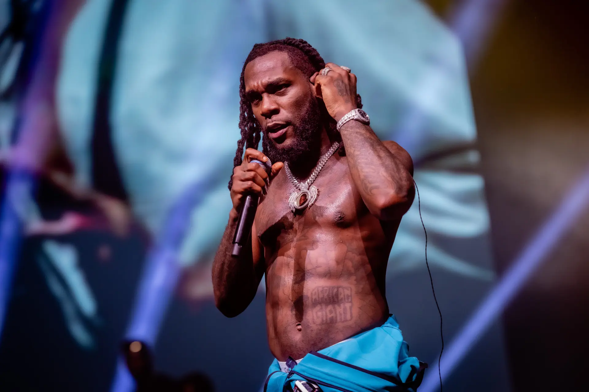 Burna Boy zorgt opnieuw voor ophef nadat hij fan op het podium schopt en optreden cancelt