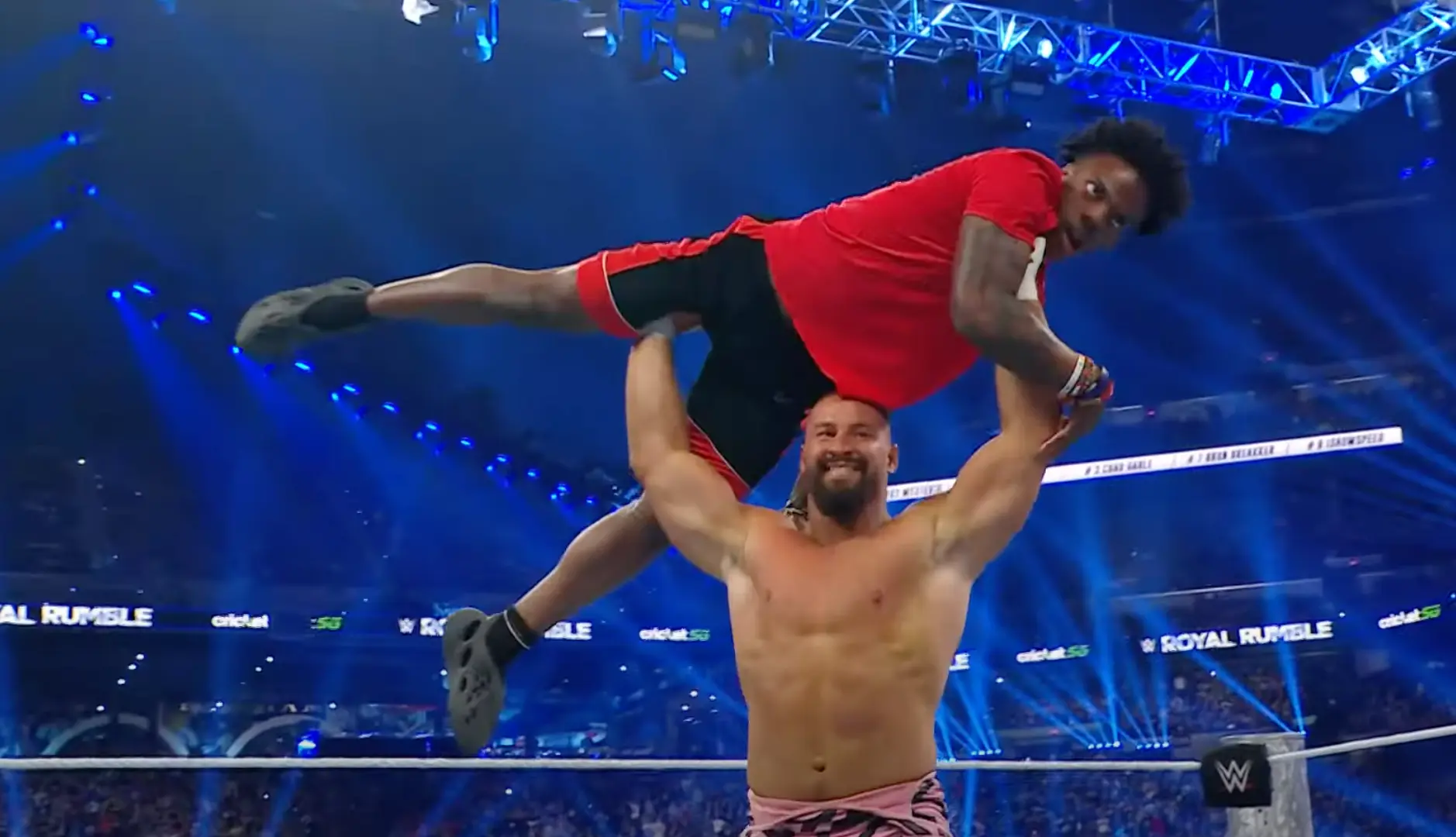 IShowSpeed maakt WWE Royal Rumble debuut en dat loopt niet goed voor hem af: "Give him a crash helmet"