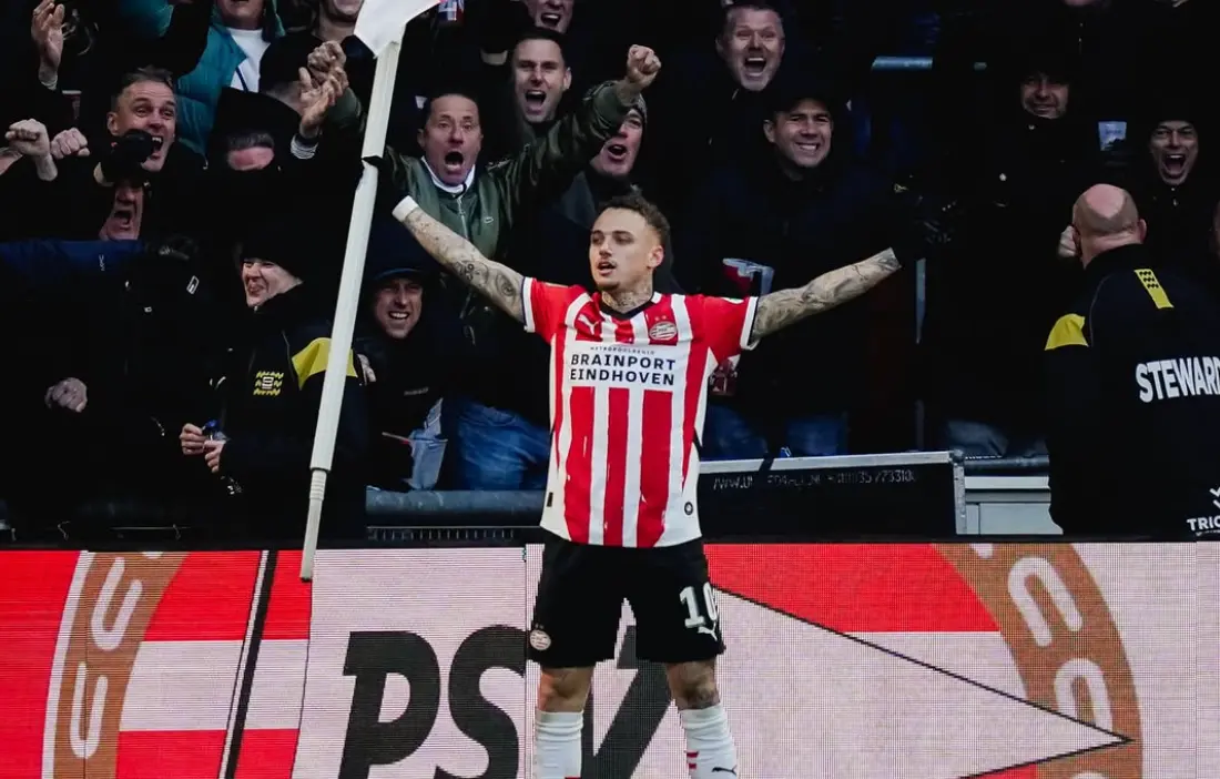 Noa Lang verwelkomt Tyrell Malacia bij PSV met pijnlijke foto voor Feyenoorders