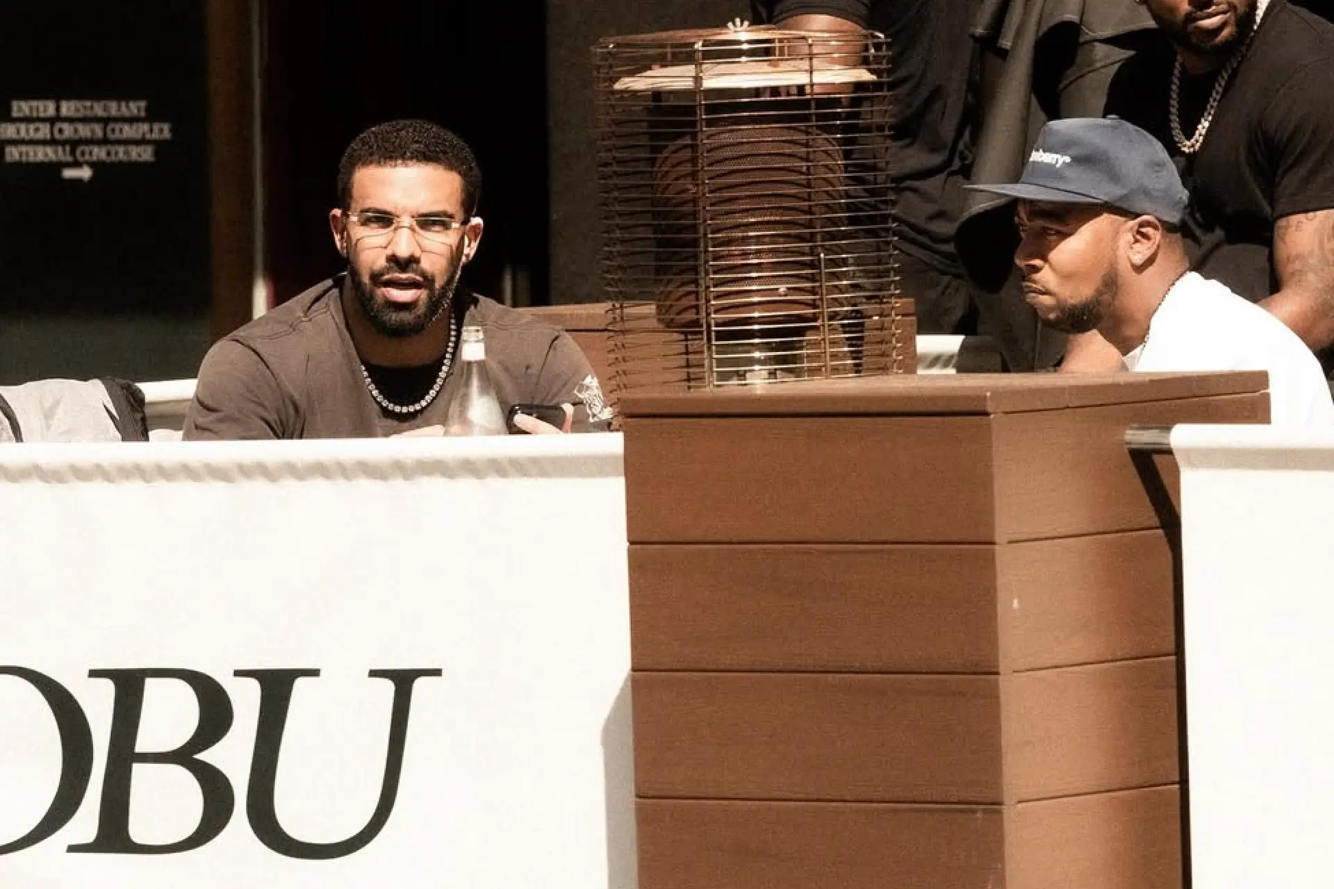 Drake gaat bijna in de fout als hij een bewaakster probeert te versieren tijdens concert in Australië
