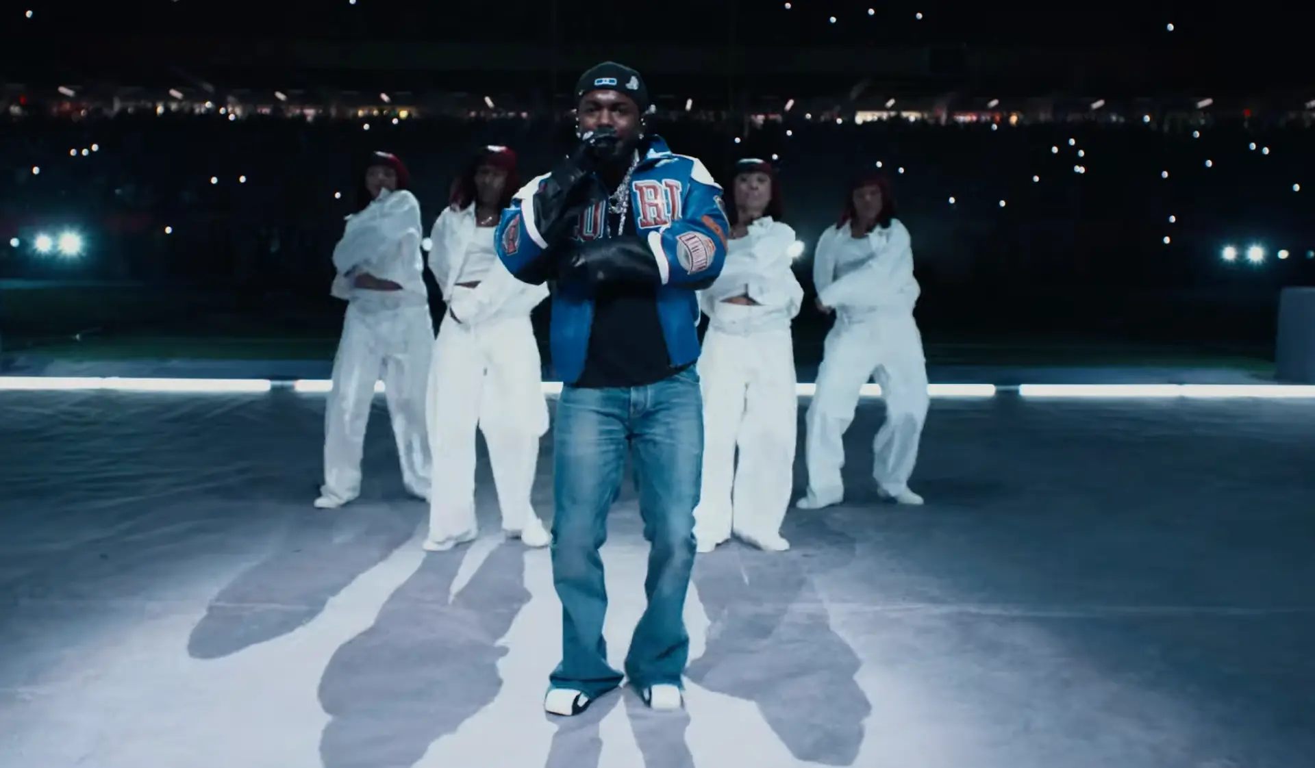 Kendrick Lamar is niet bang voor een rechtszaak en doet Not Like Us live tijdens Super Bowl Half Time show