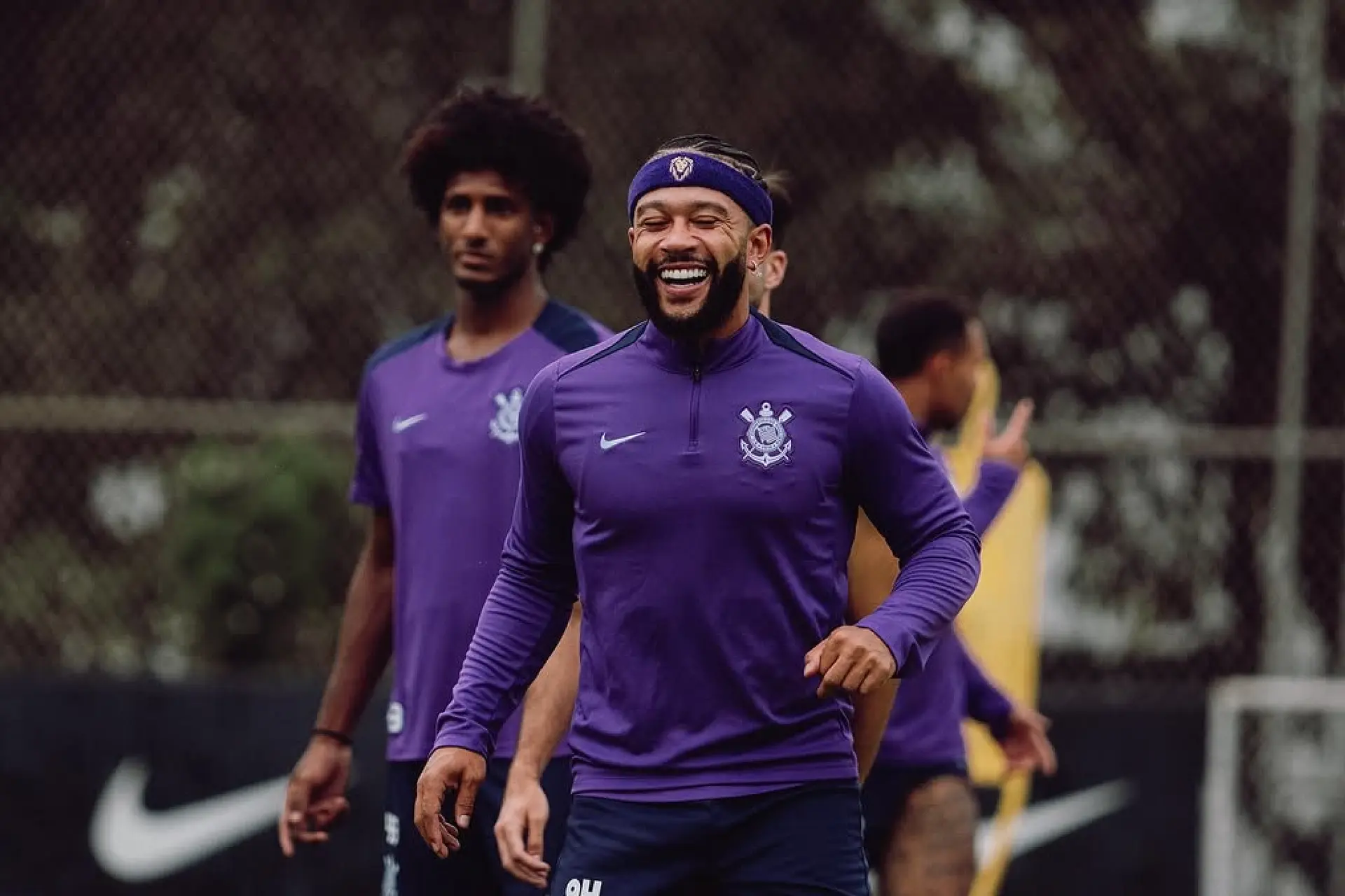 98-jarige superfan wordt verrast door haar idool Memphis Depay en barst in tranen uit: "Bedankt God!"
