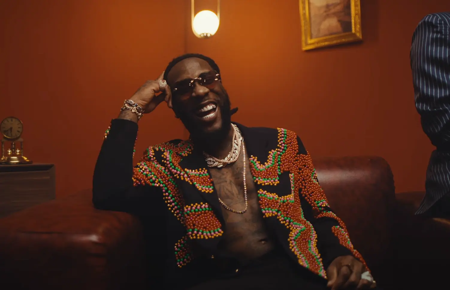Burna Boy tovert Soul II Soul 'Back 2 Live' single om tot nieuwe single 'Update' en dropt video