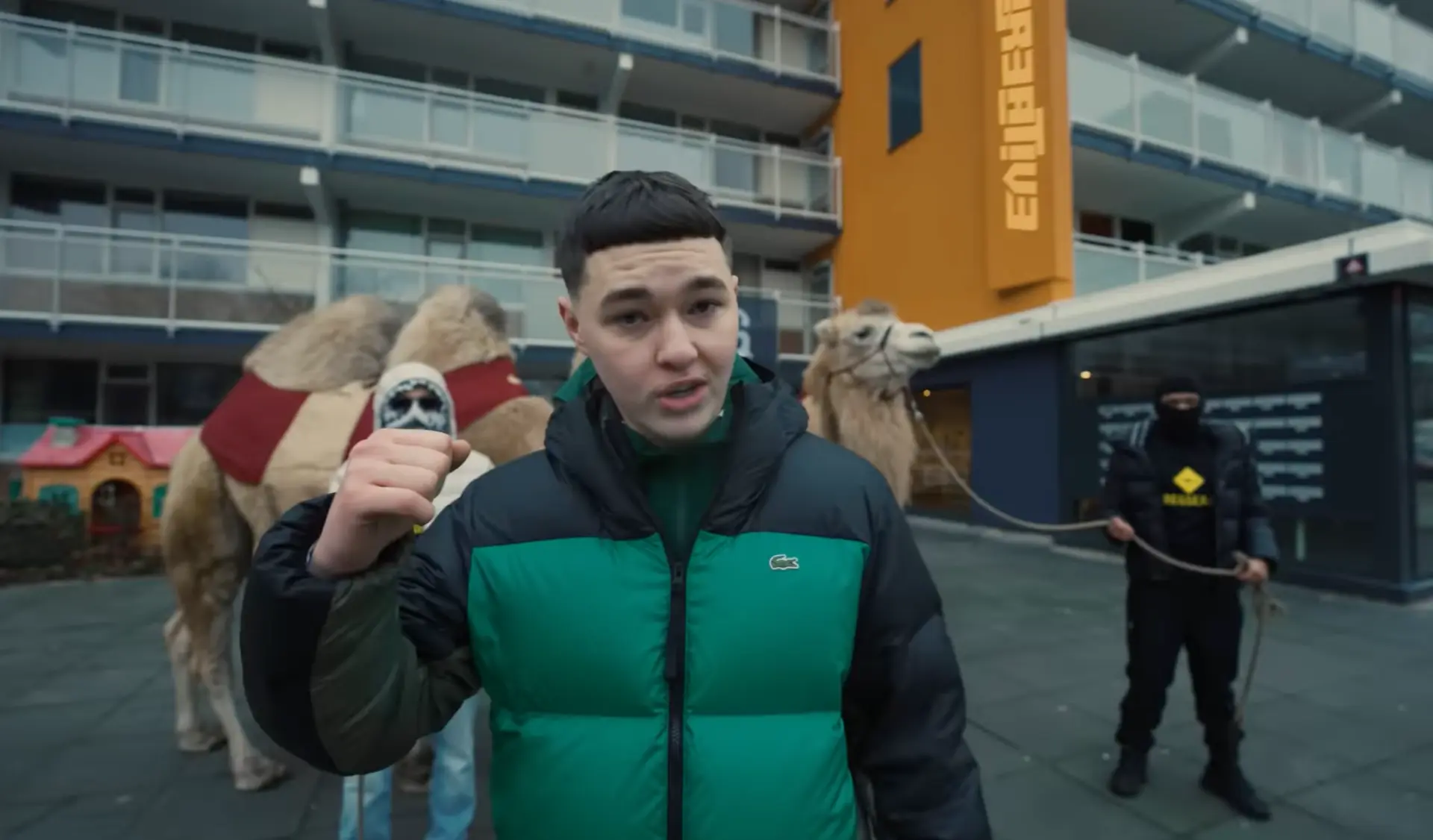 Gregossan haalt twee kamelen naar de buurt voor Bandito video