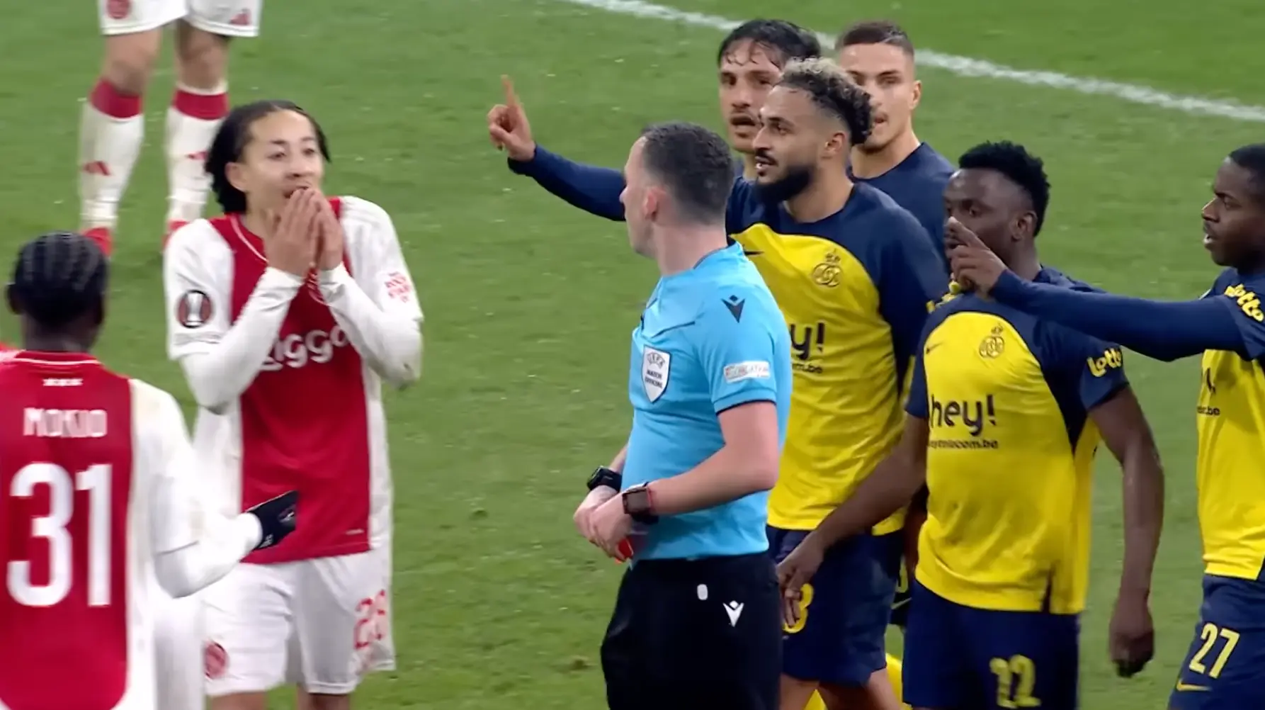Union Sint-Gillis speler toont schade die Ajax-keeper Pasveer veroorzaakte aan zijn gezicht, Belgen voelen zich bestolen
