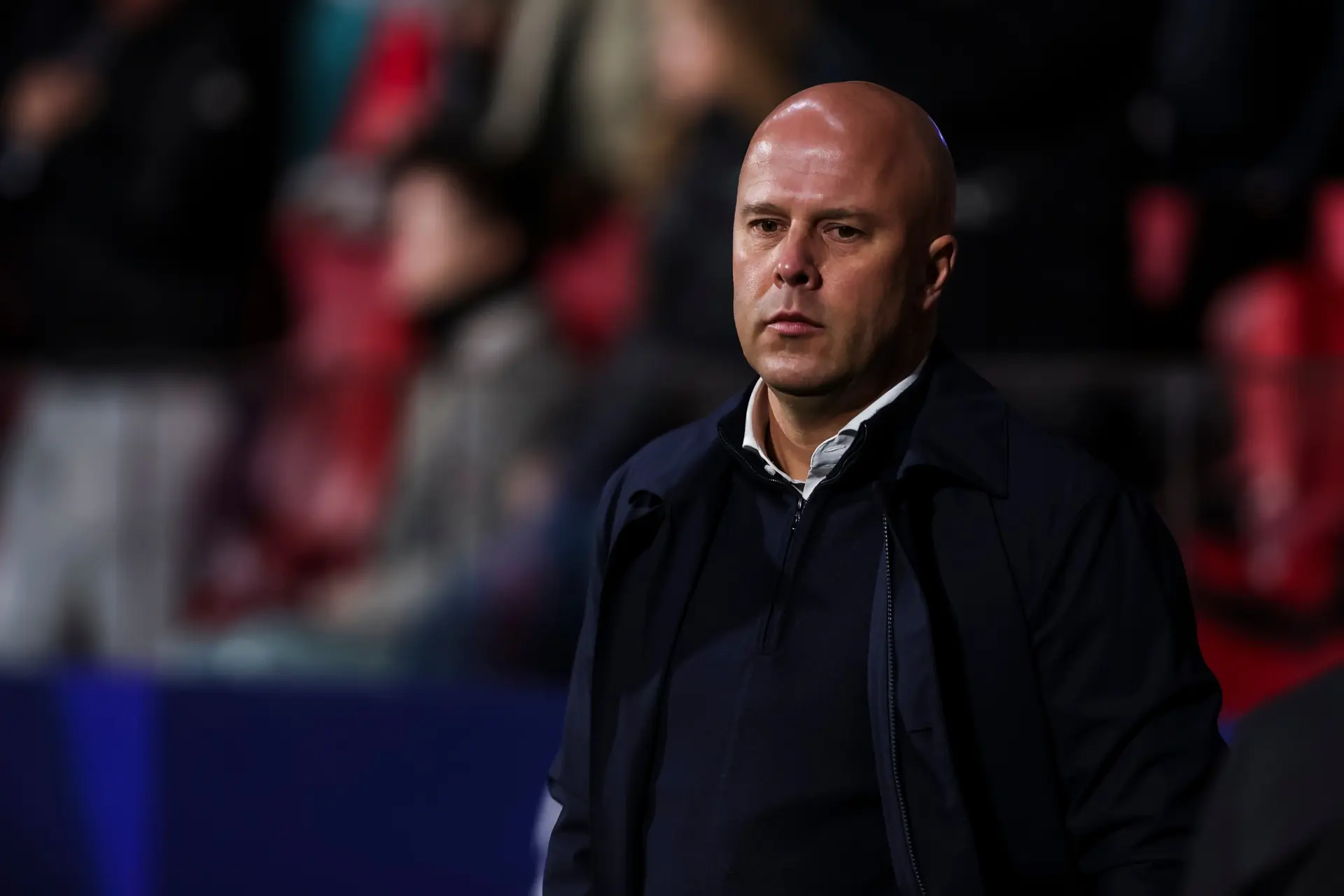 Arne Slot krijgt na wedstrijd rode kaart voor onsportief gedrag, Virgil van Dijk moet tussen woedende trainer en scheids komen