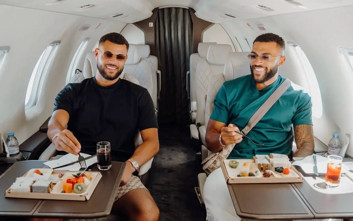 Van een klein dorp in Noord-Holland naar een villa in Dubai; wie zijn Samuel en Ruben Onuha?