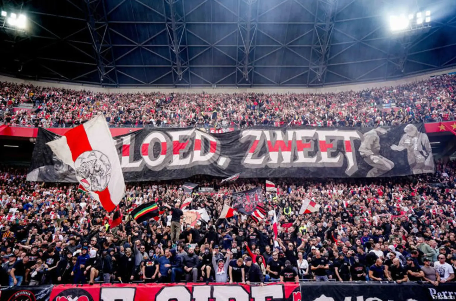 Politie zet man en macht in om clash tussen Ajax en Eintracht Frankfurt hooligans te voorkomen