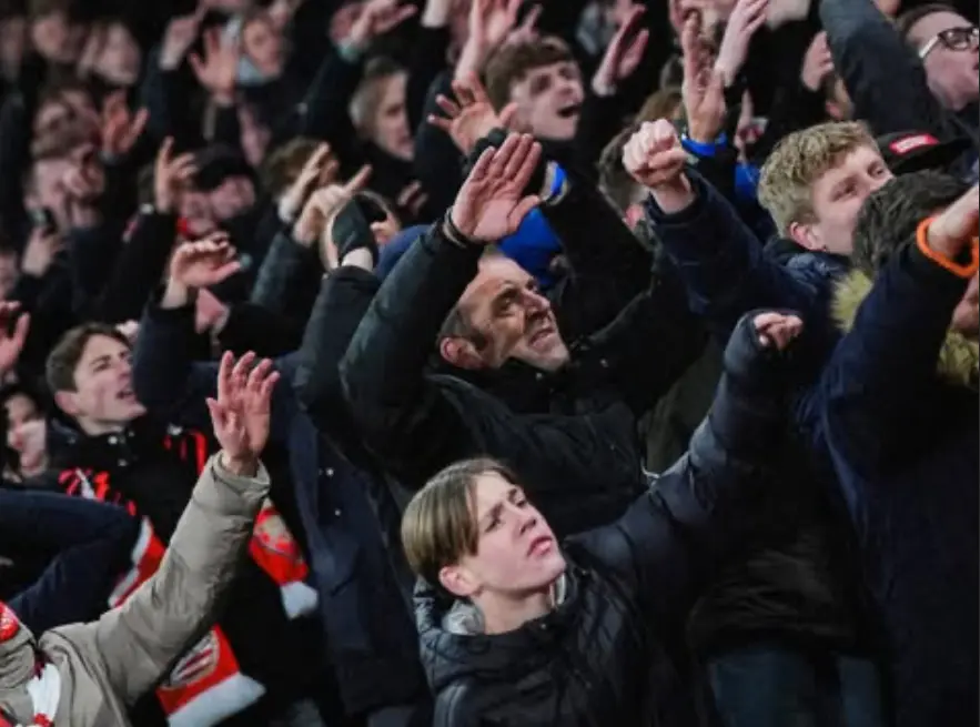 Ajax-supporter jaagt in zijn eentje heel het PSV-supportersvak de stuipen op het lijf in Arsenal stadion