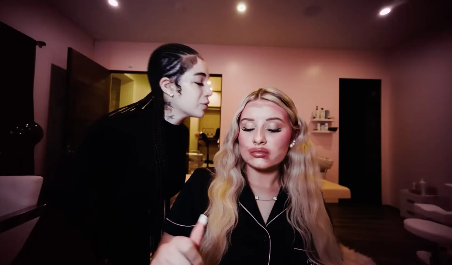 Bhad Bhabie ontvoert Alabama Barker look-a-like in video van derde disstrack OG Crashout