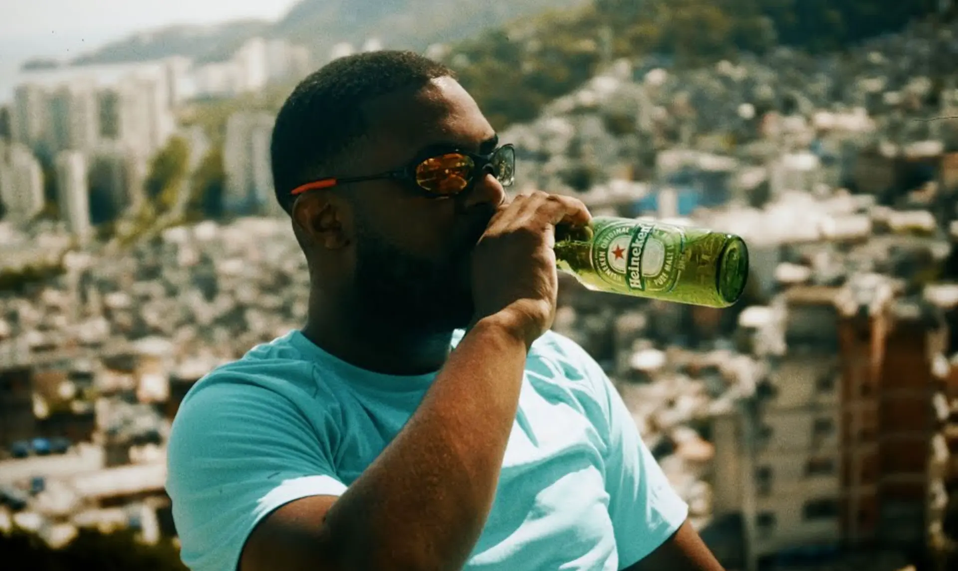 Henkie T geniet volop van Brazilië in Badman Stories video