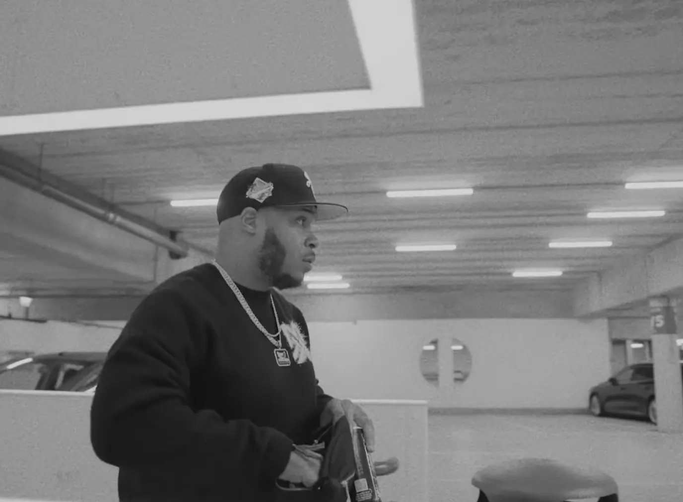 Adje dropt met street poison voor de zevende donderdag op rij een nieuwe video