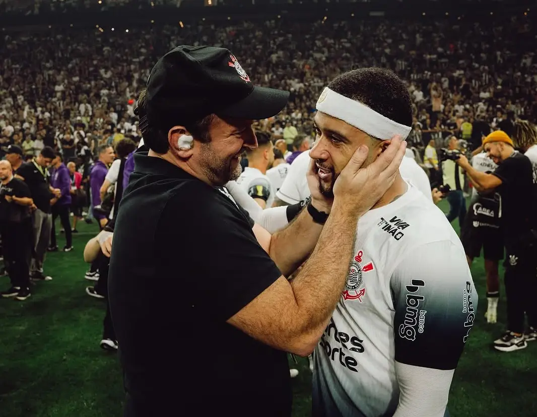 Corinthians trainer op staande voet ontslagen, dag na forse kritiek van Memphis Depay
