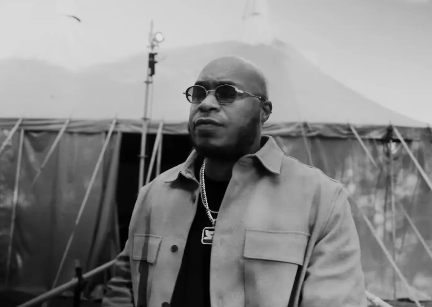Adje neemt in video 'Left Off' fans mee achter de schermen van zijn gastoptreden bij Usher in de Ziggo Dome