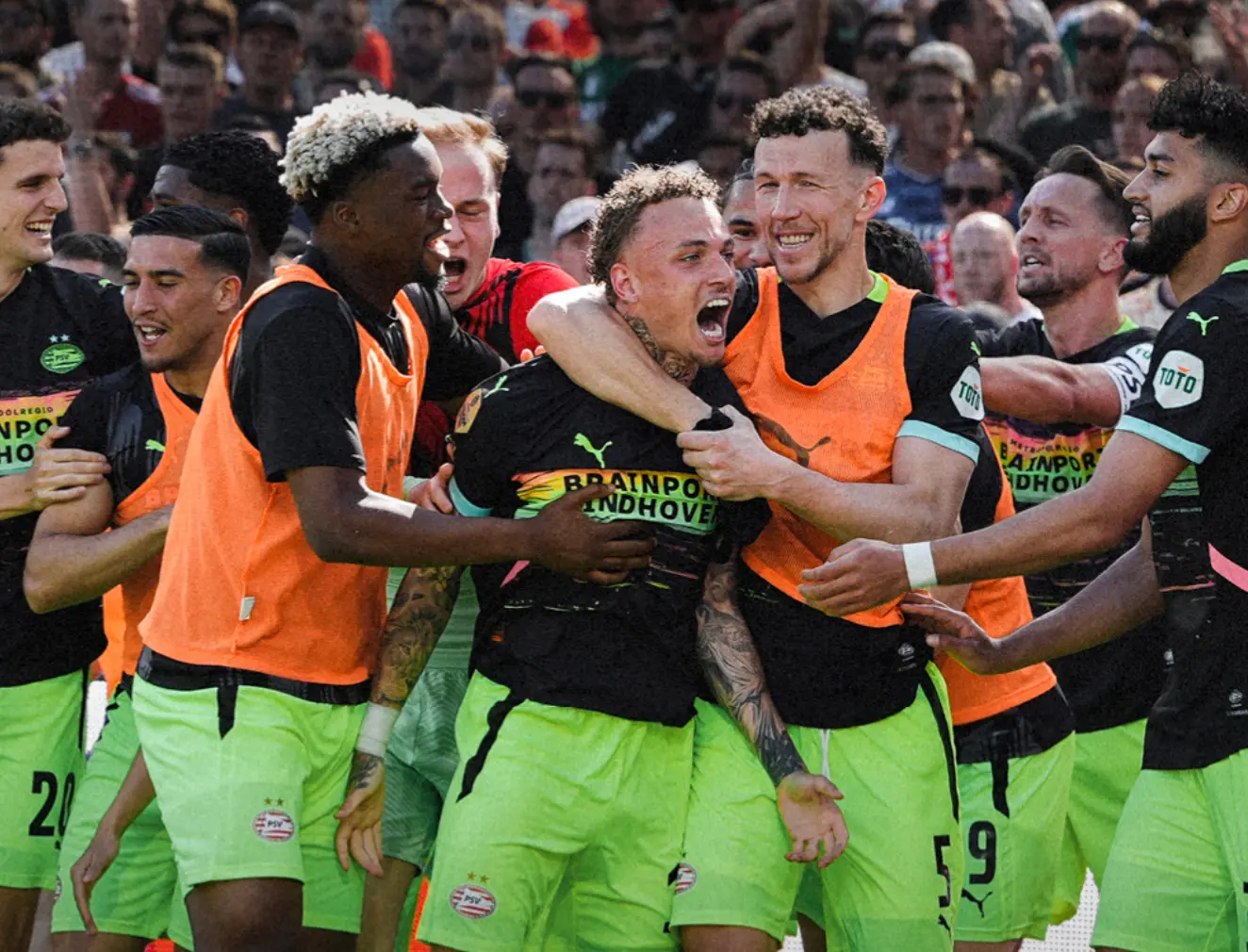 Vader Noa Lang bevestigt slachtoffer te zijn dat op voetbalveld knock-out werd geslagen en haalt uit naar Feyenoorders