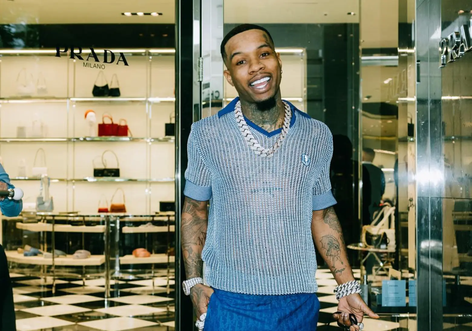 Tory Lanez neergestoken door moordenaar die al levenslang vastzit