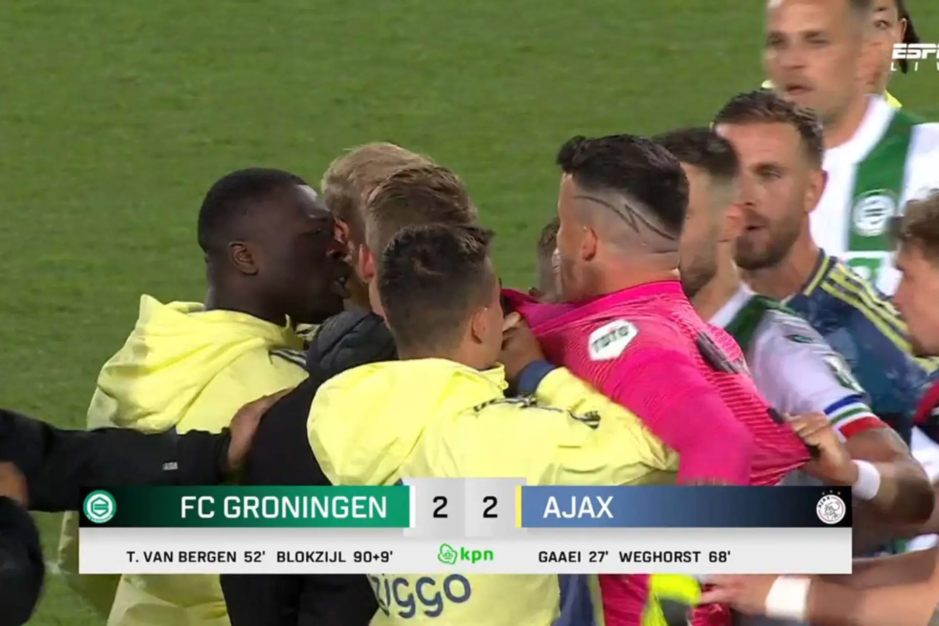 Op beelden is te zien hoe FC Groningen doelman Vaessen tijdens opstootje een klap uitdeelt aan de assistent trainer van Ajax