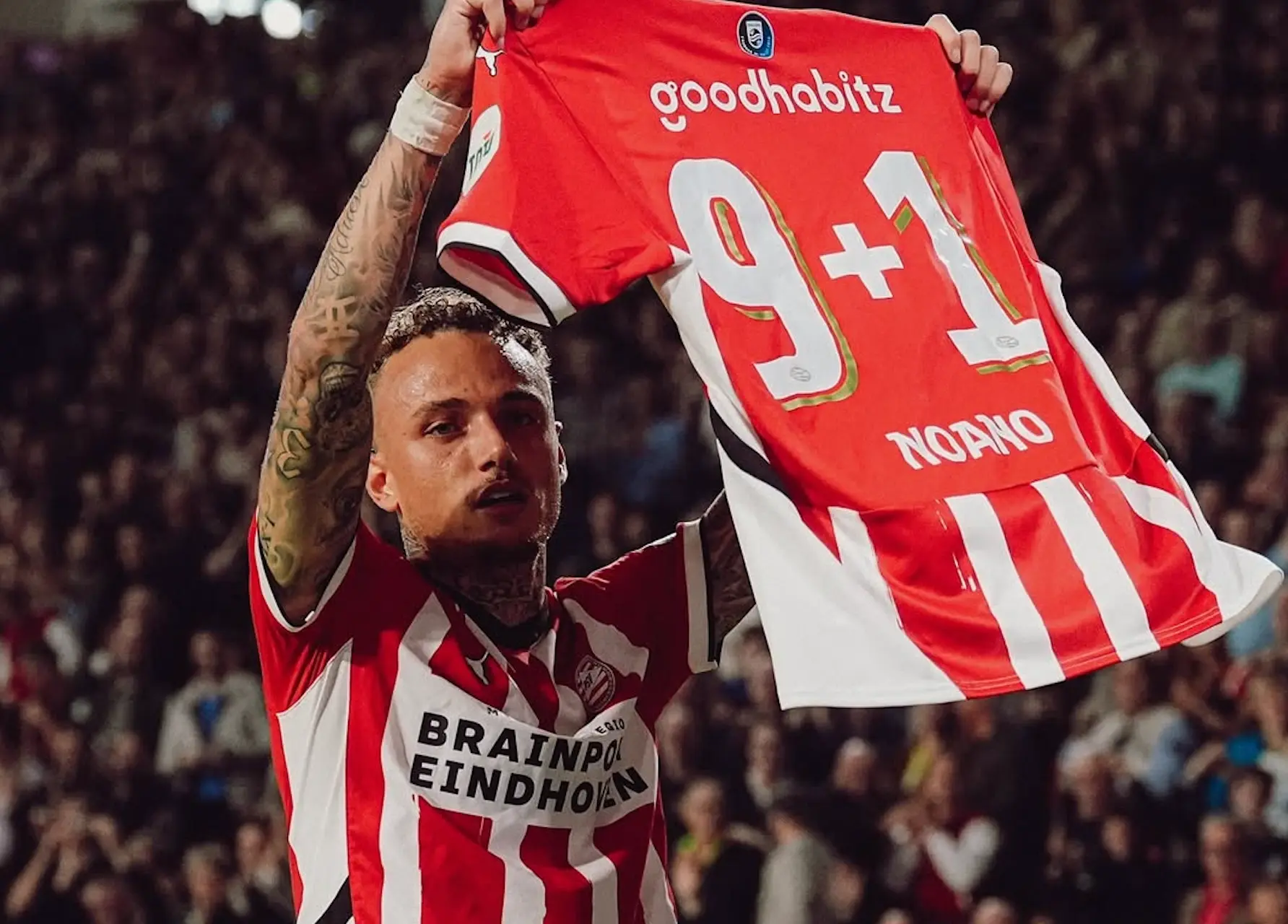 PSV-fans zetten Noa Lang in ongemakkelijke situatie als anti-Ajax lied wordt gezongen: "Spring dan, spring dan"