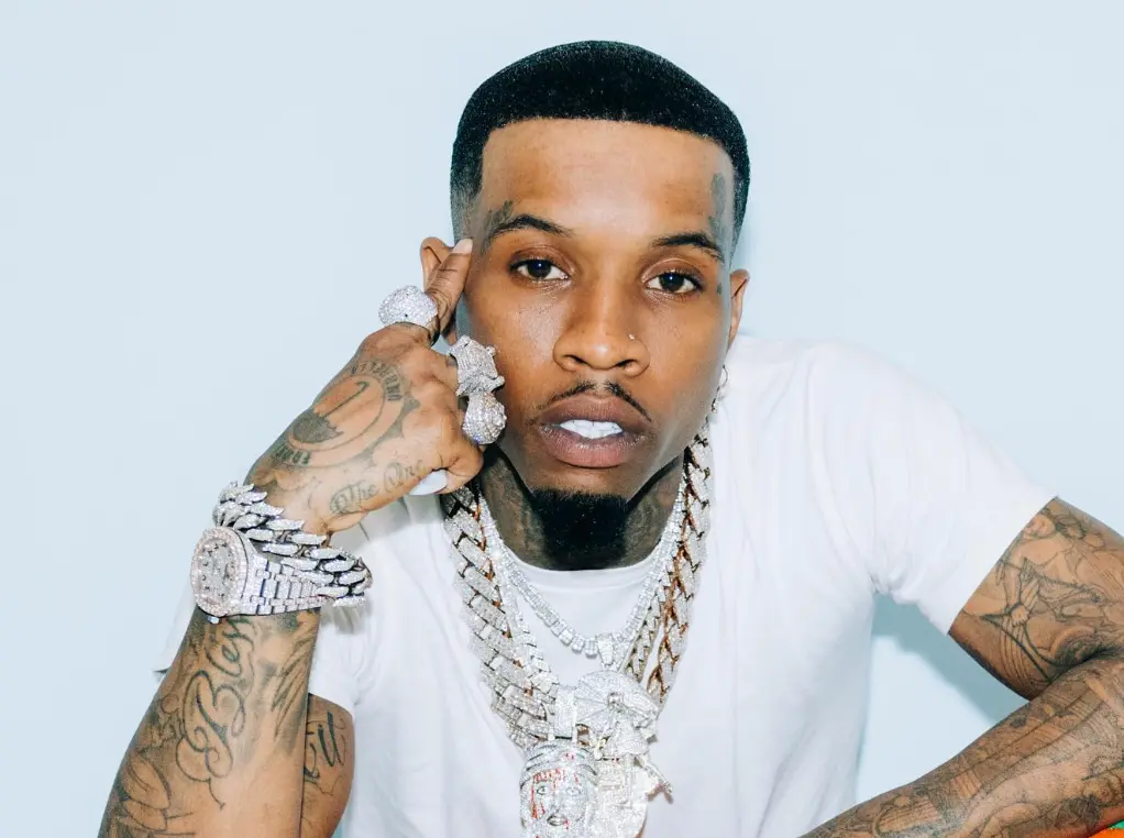 Heftige beelden laten zien hoe Tory Lanez 14 keer werd gestoken in de gevangenis