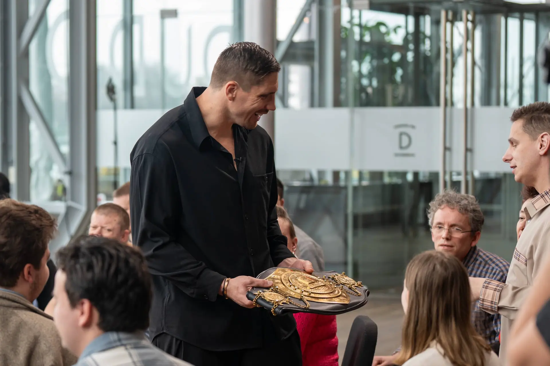 Voor Rico Verhoeven staat succesvolle acteercarrière hoger op de ranglijst dan wereldkampioen kickboksen: “Mijn tijd zit er op”