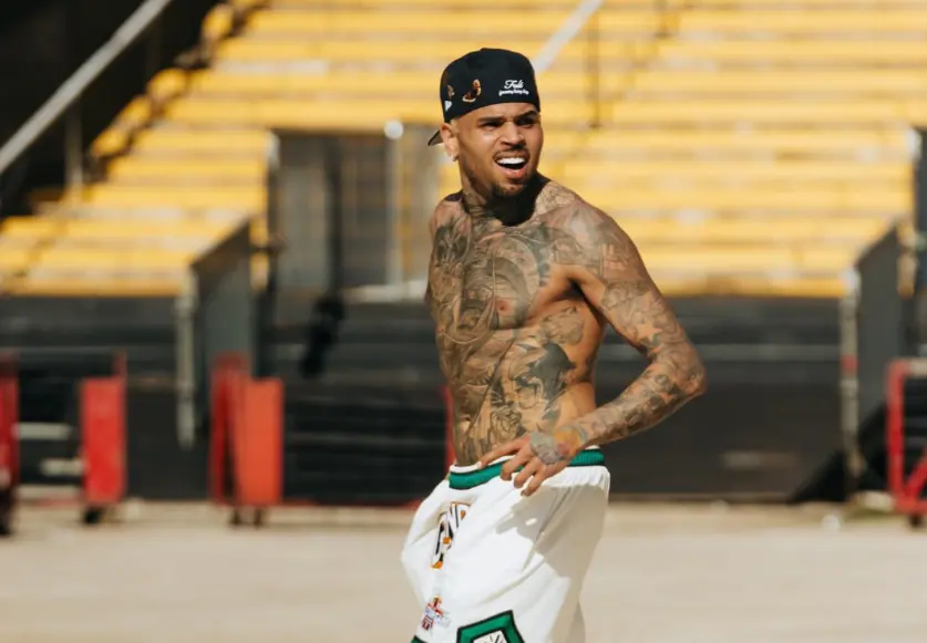 Beelden van Chris Brown gaan viral, nadat hij fan een lapdance geeft en op haar kust tijdens Breezy Bowl-tour