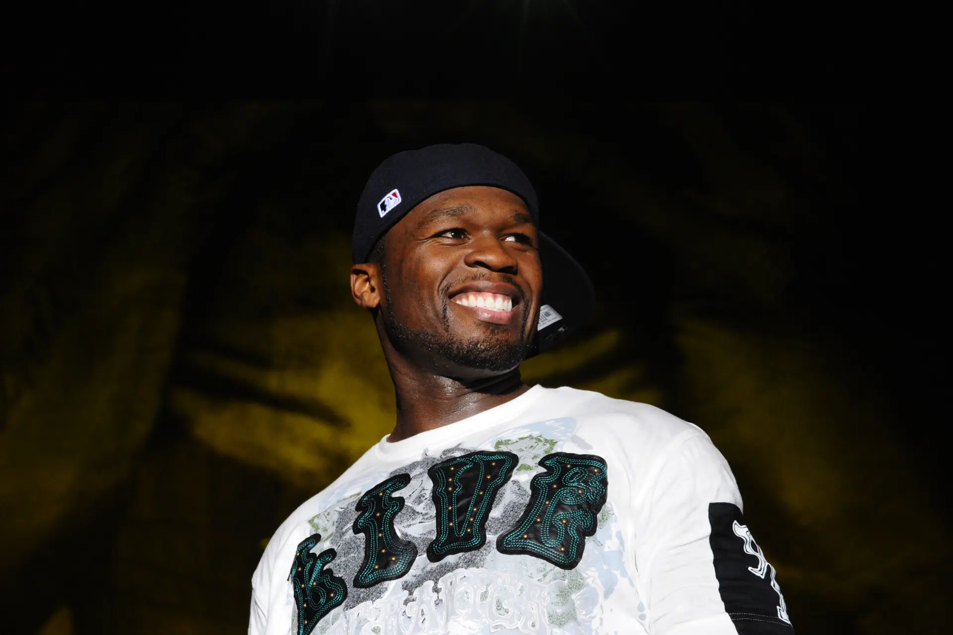 50 Cent maakt Kanye West compleet belachelijk voor het bijwonen van de Diddy rechtszaak in een all-white pak