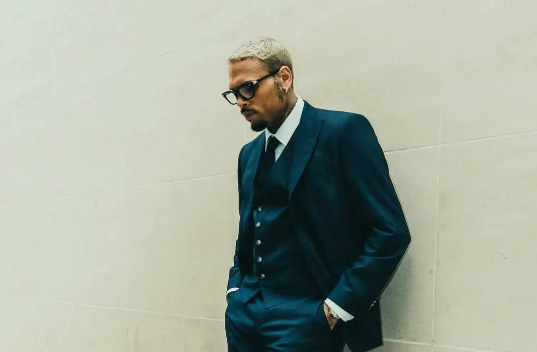 Chris Brown beweert in rechtbank onschuldig te zijn aan mishandeling in Londense nachtclub