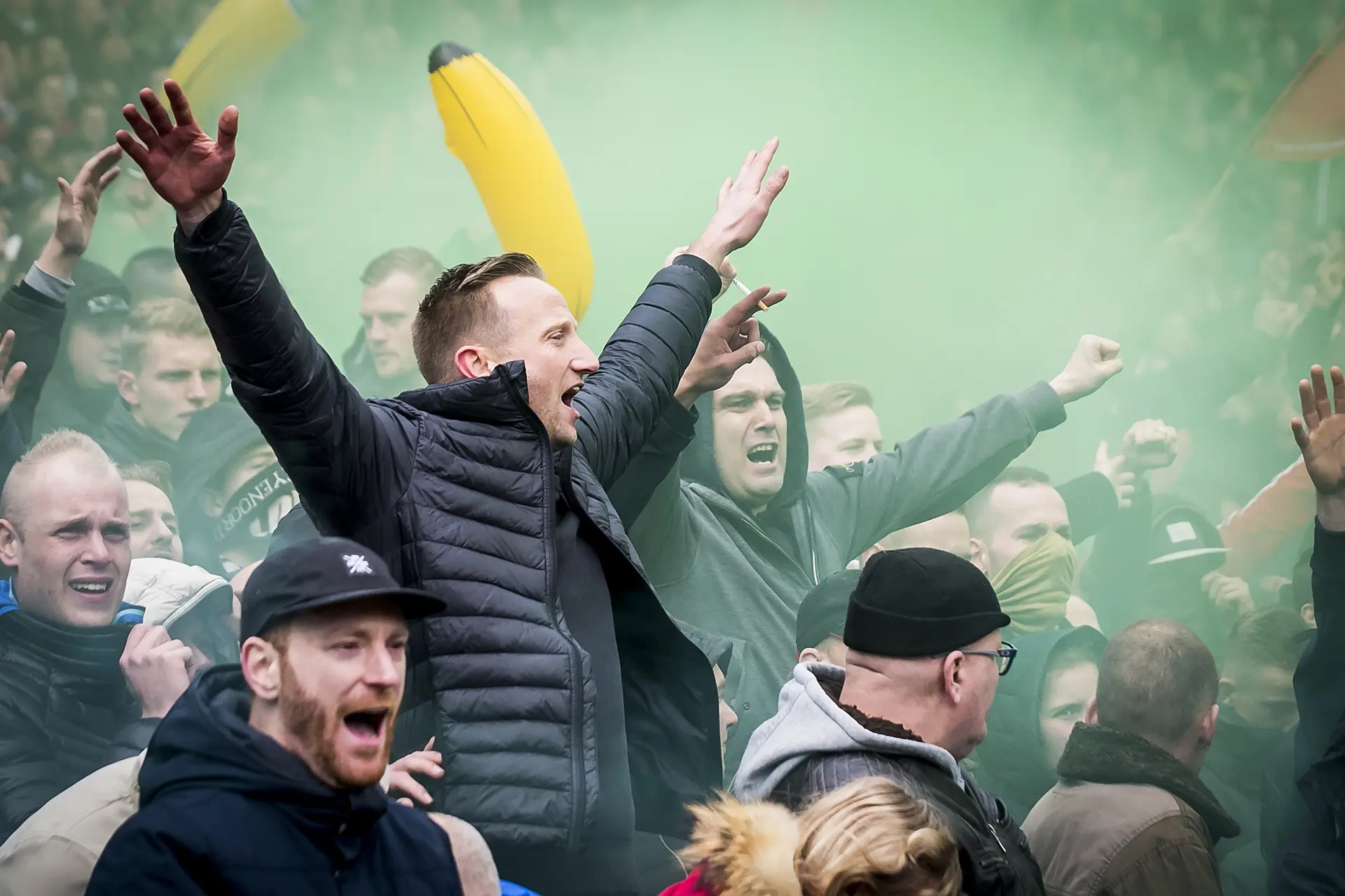Feyenoord supporter die in hartje Amsterdam werd mishandeld om shirt doet zijn verhaal: “Ik mag dragen wat ik wil”