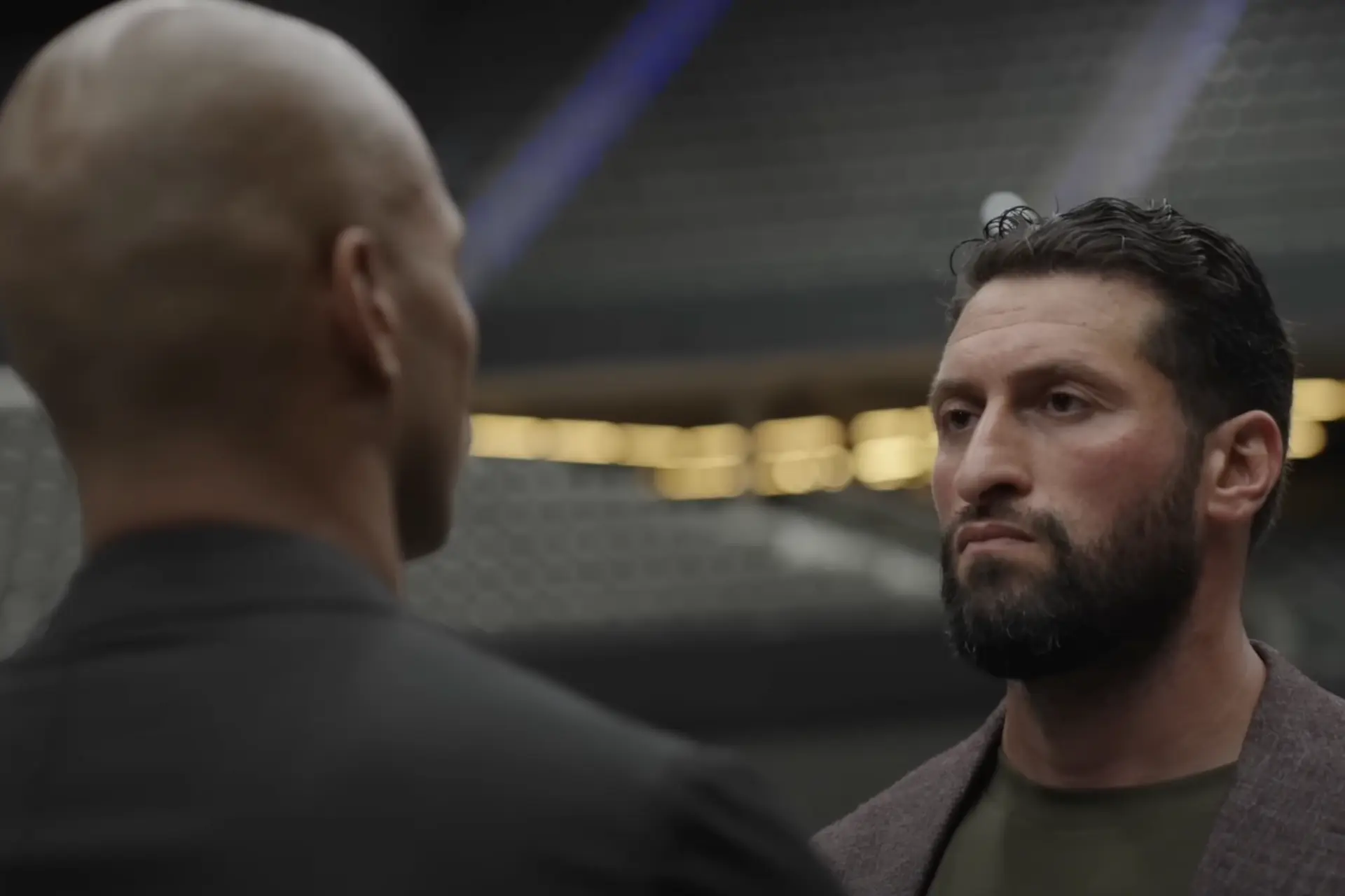 Staredown in aanloop naar Glory 103 loopt uit de hand als Levi Rigters Jamal Ben Saddik bij zijn nek vastpakt