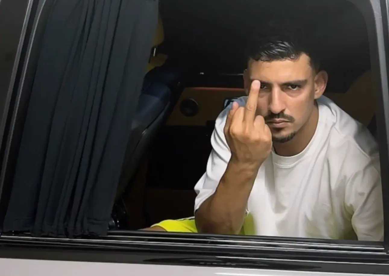 Boef onthult kosten om Rolls Royce te laten invliegen naar Nederland en sneert naar haters: "Kom niet met je gare Rolex”