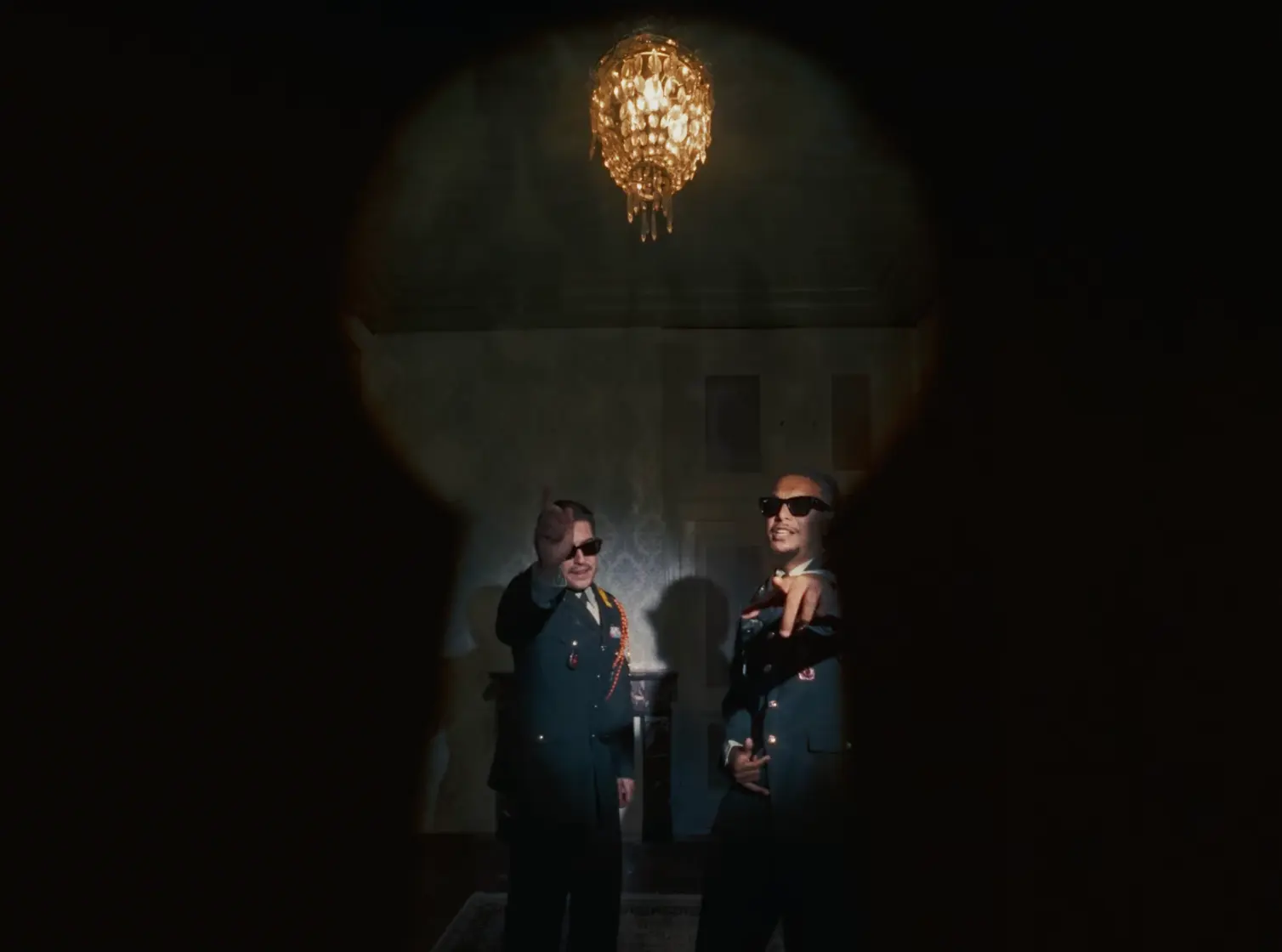 Lil' Kleine en Ronnie Flex brengen een ode aan seksclub 'Bocaccio' op nieuwe single