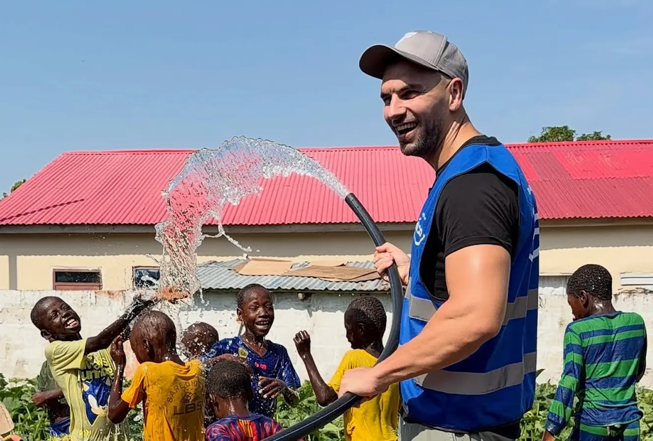 Kosso deelt voedselpakketten, geiten, waterputten, rolstoelen en meer uit tijdens bijzondere reis naar Gambia