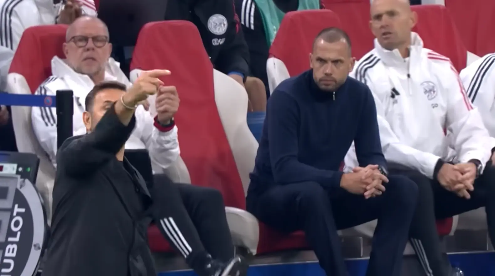 Supportersvereniging van Ajax eist ontslag van trainer Heitinga met meedogenloos statement