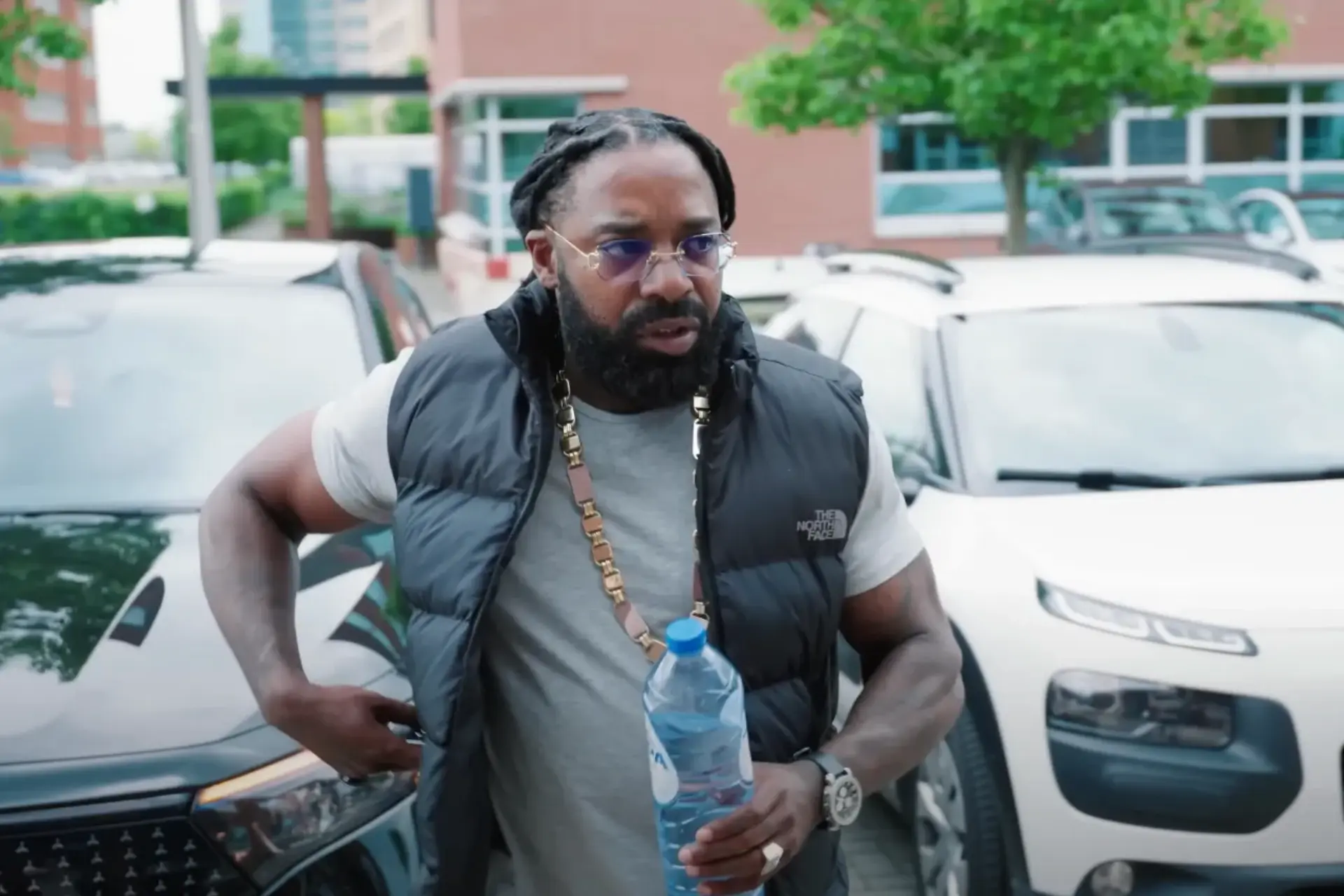 Kempi komt niet opdagen in rechtbank in zaak rond doodsbedreigingen moeder van zijn kind, rapper reageert met nieuwe muziek